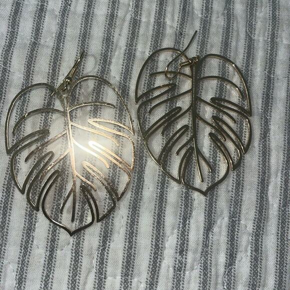 BEAUTIFUL Hollow Lead Gold Earrings - Picture 3 of 4